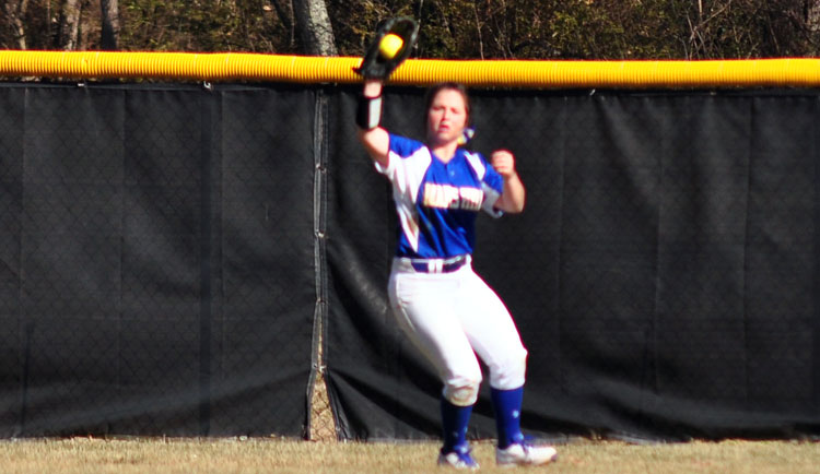 Softball Splits Doubleheader with Queens