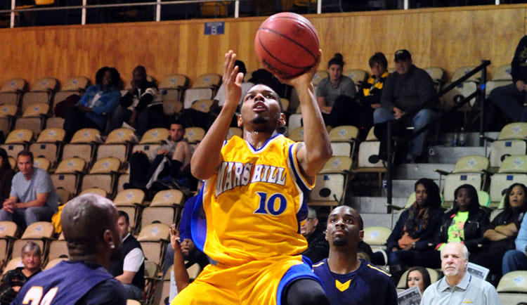Men's Basketball Defeated by Queens