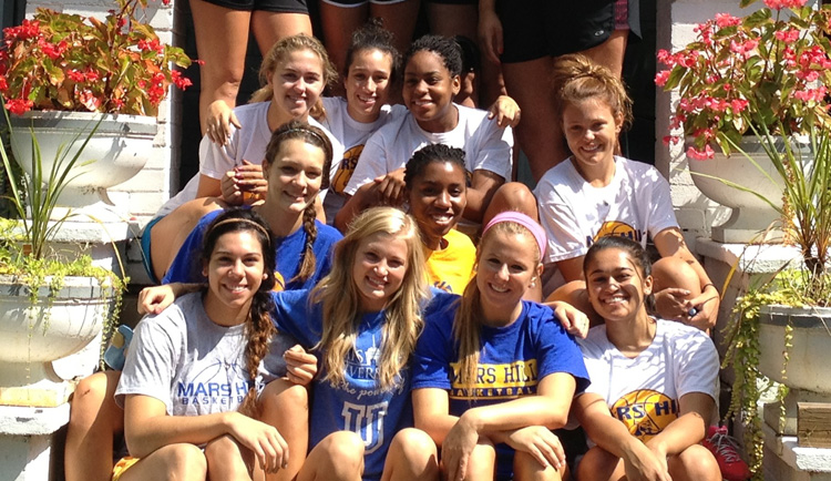 Women's Basketball Gets Involved in The Community