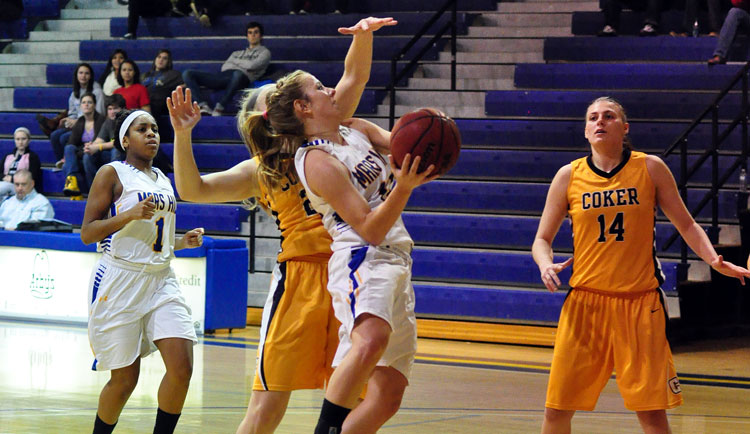 Women's Basketball Drops 70-57 Decision at Queens