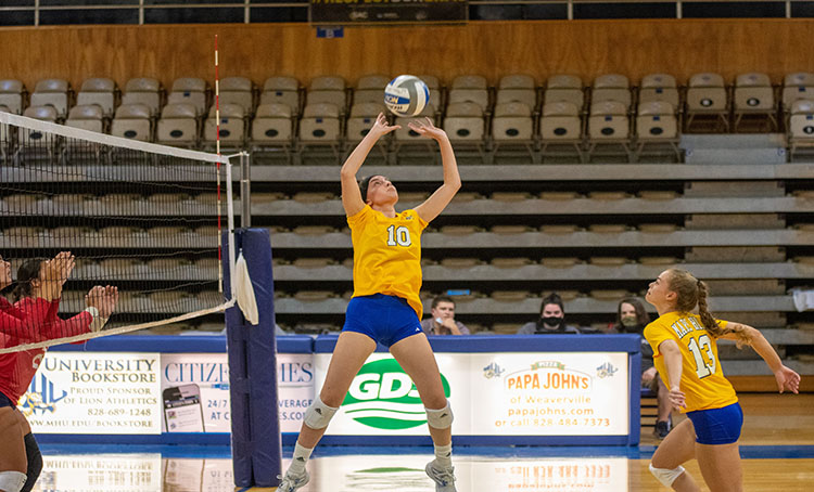 Mars Hill sweeps Livingstone in non-conference action